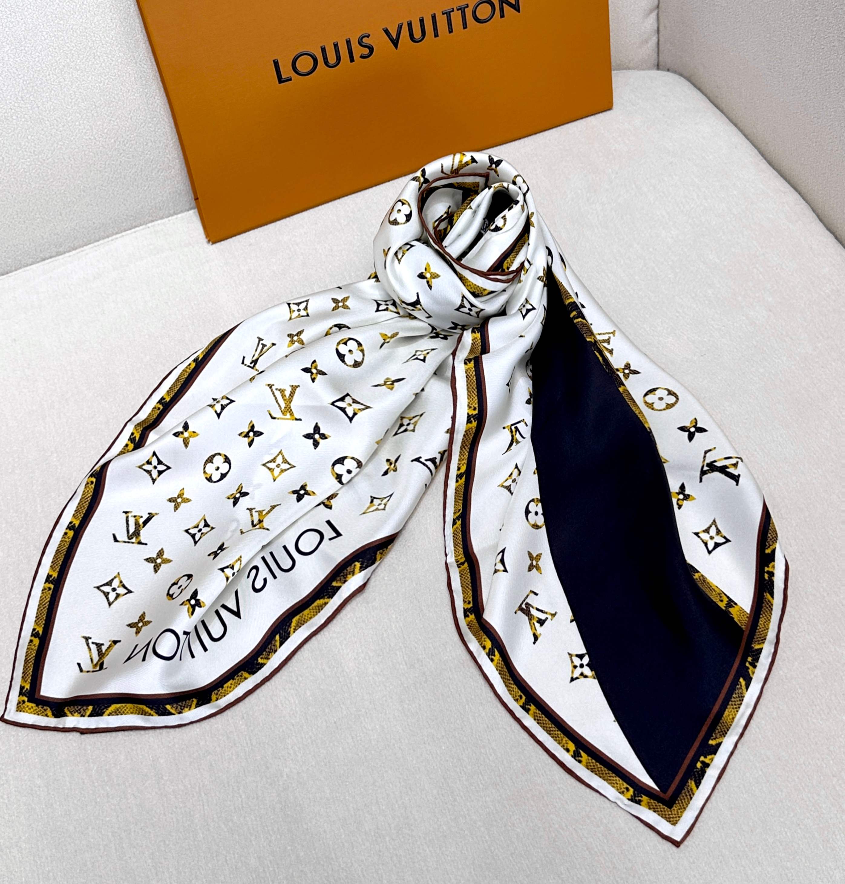 TOP Louis Vuitton LV Monogram Square Scarf 90 x 90 cm - White