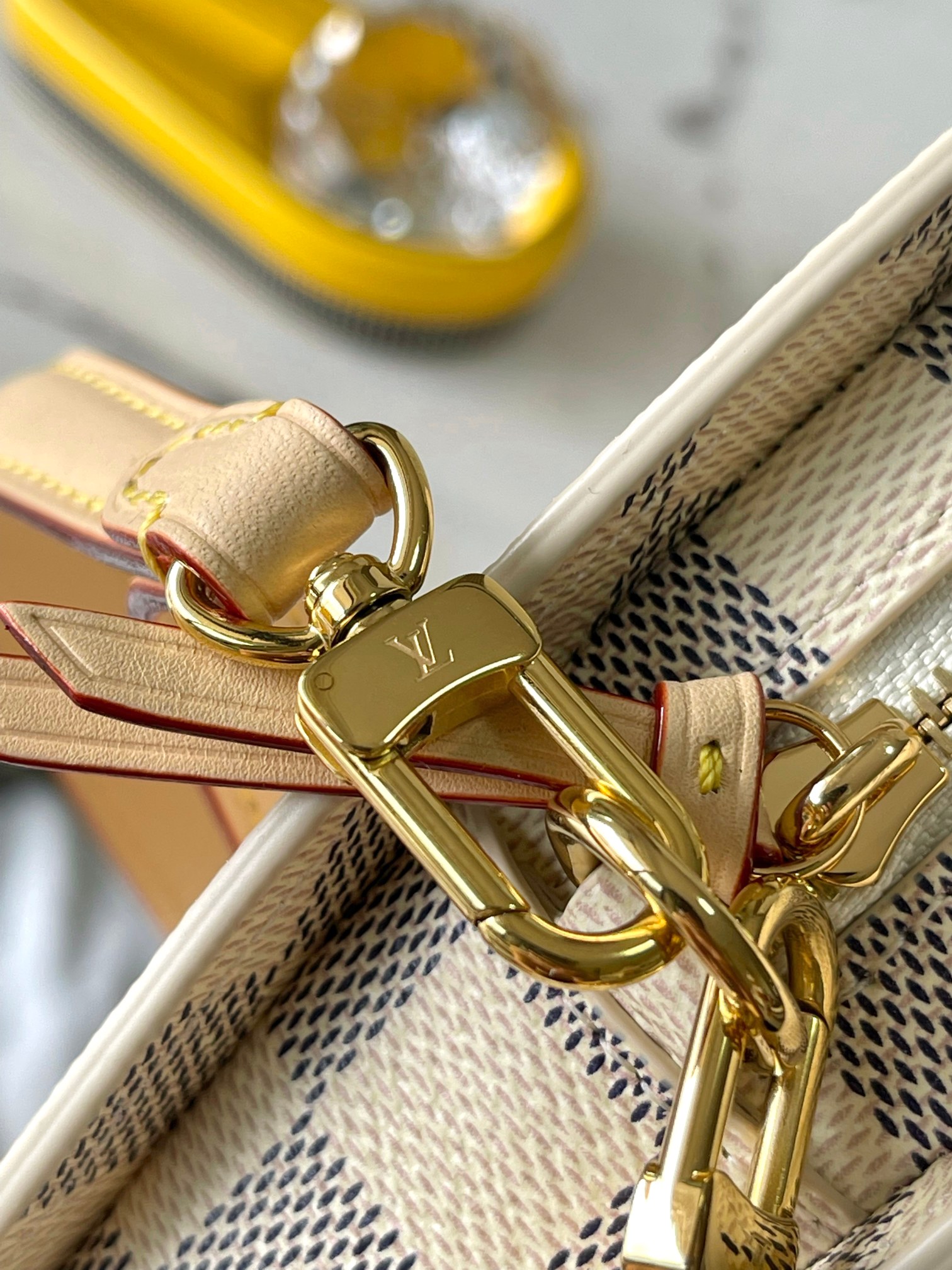 TOP Louis Vuitton LV Monogram Fan Handbag 19*6*37cm - White