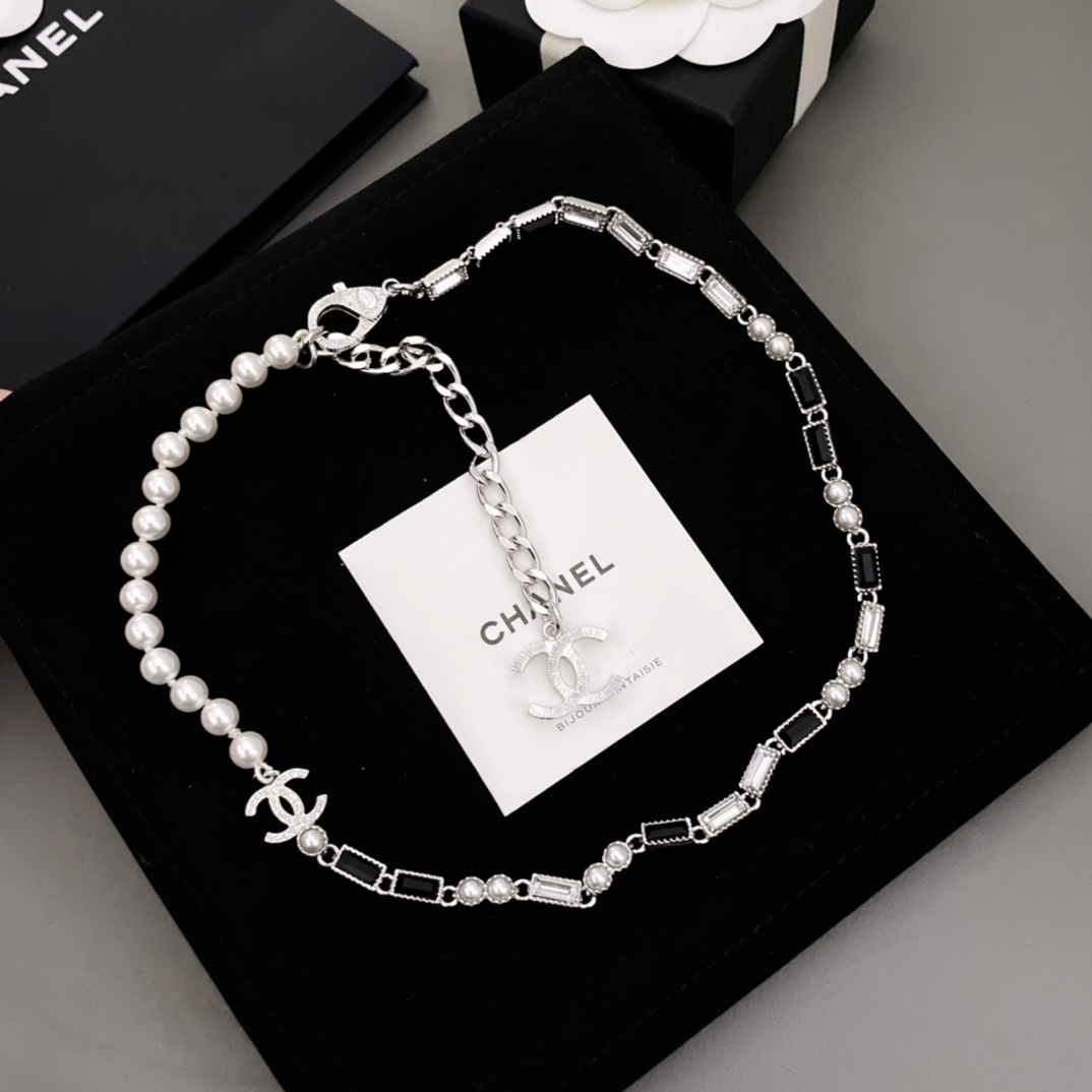 TOP CHANEL Black and White Long Diamond and Pearl Necklace