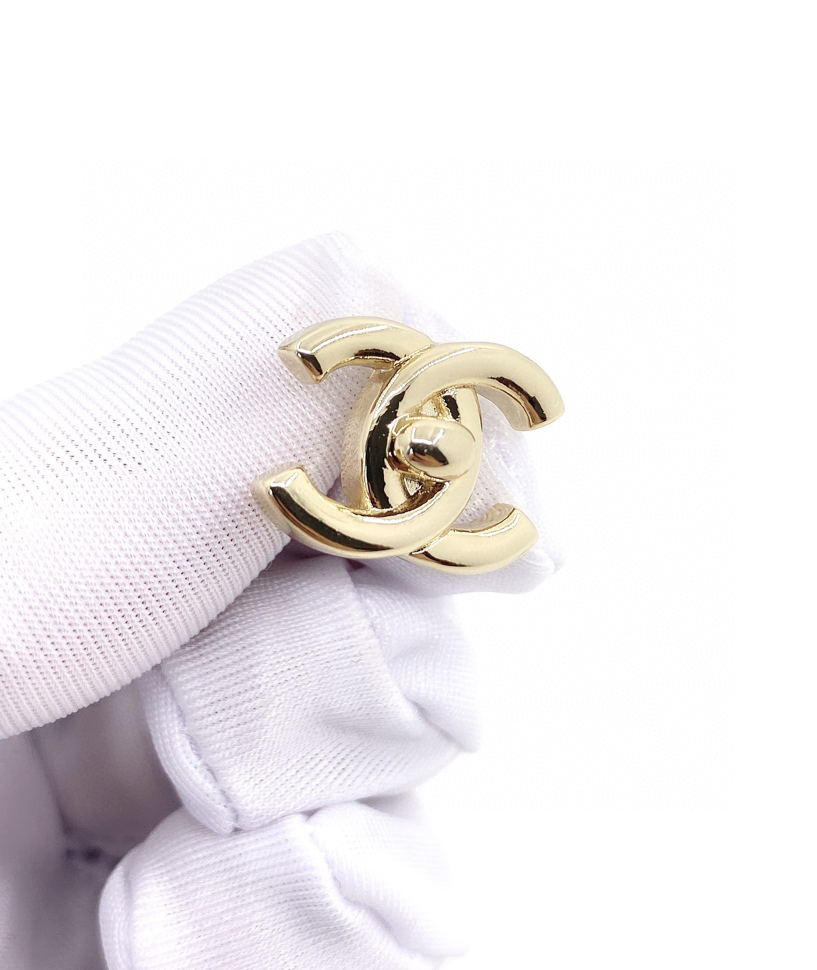 TOP CHANEL Logo Simple Brass Earrings