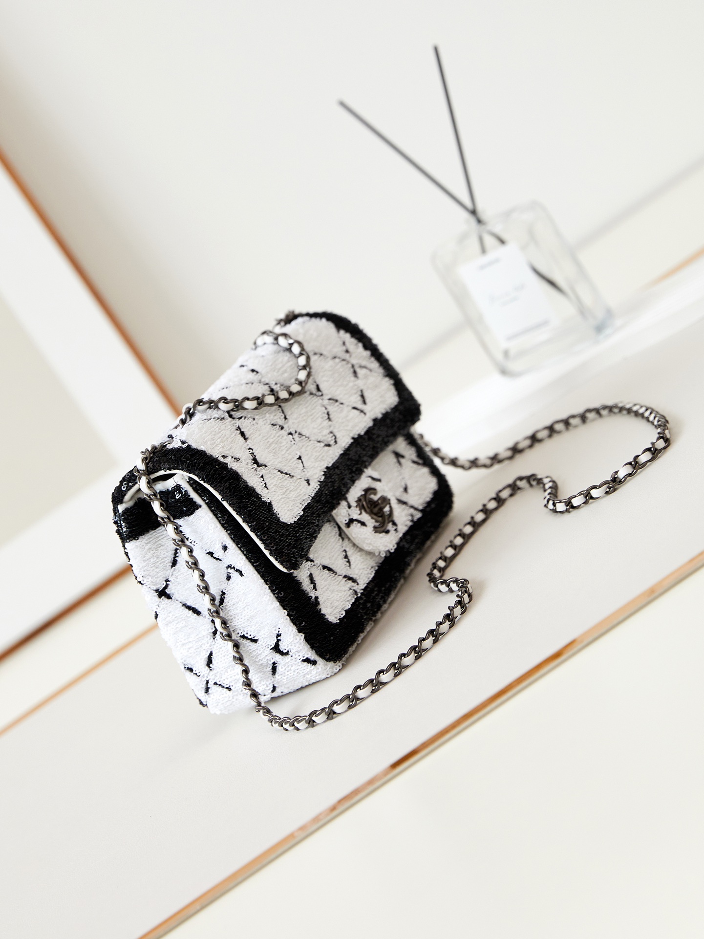 TOP CHANEL 24P Early Spring Flab Bags - White With Black