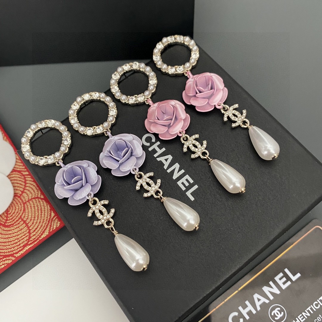 TOP CHANEL Flower Pearl Stud Earrings - 2 Colors