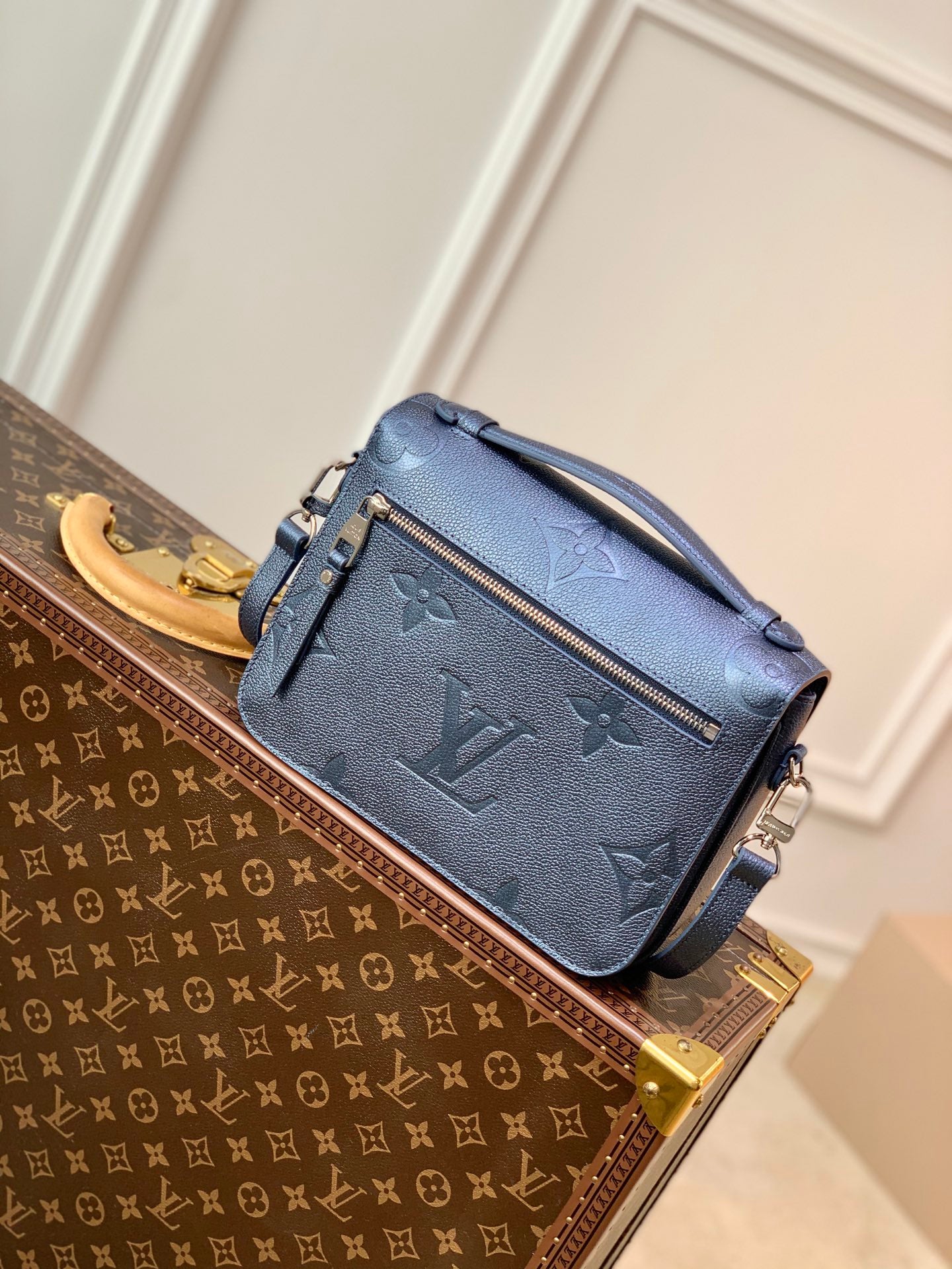 TOP Louis Vuitton LV Empreinte Metis Giant Monogram 25X19X7cm - Iridescent Blue