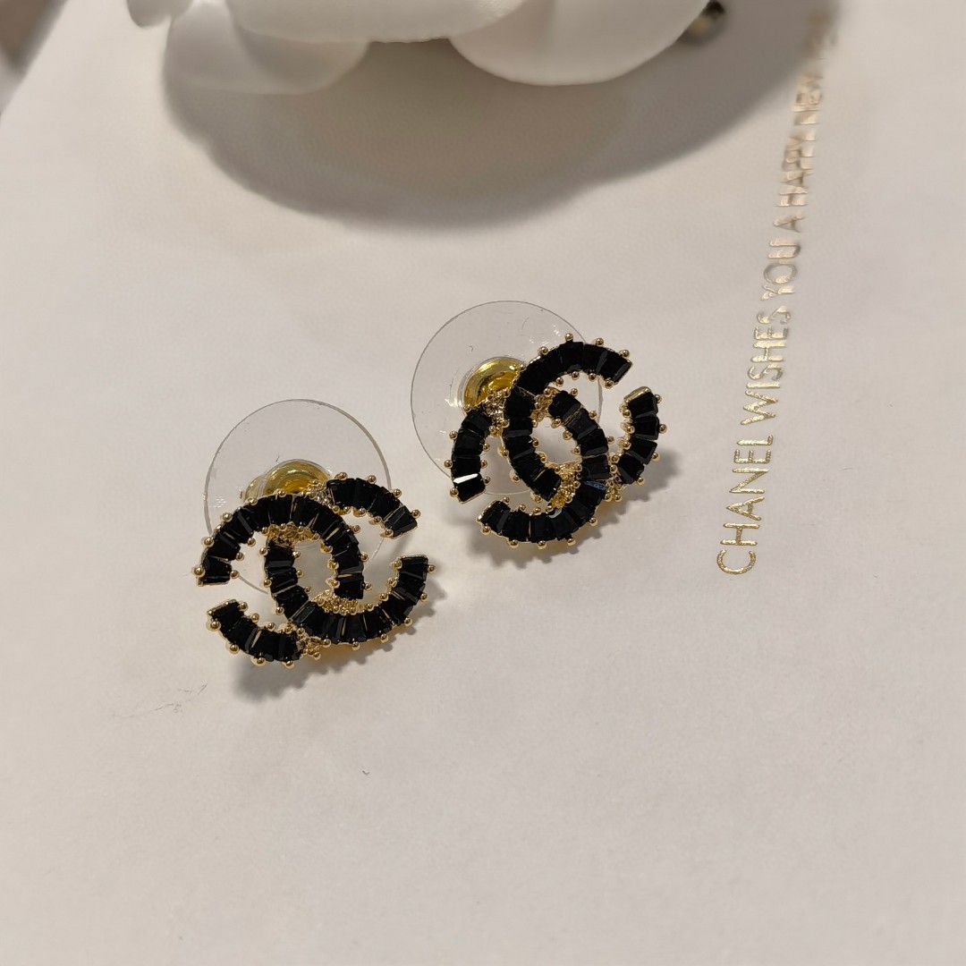 TOP CHANEL Square Black Diamond CC Earrings