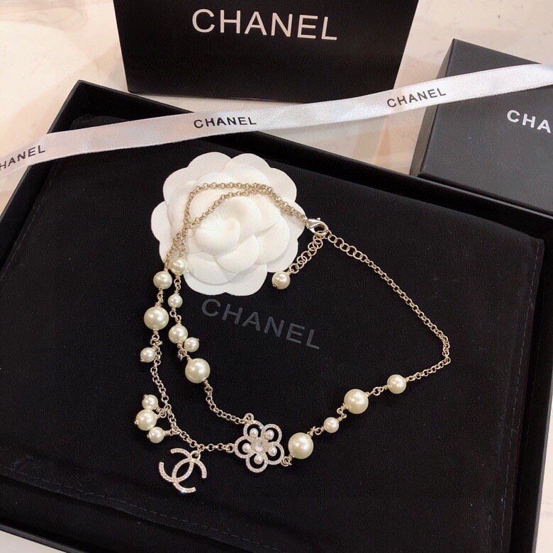 TOP CHANEL Pearl Necklace