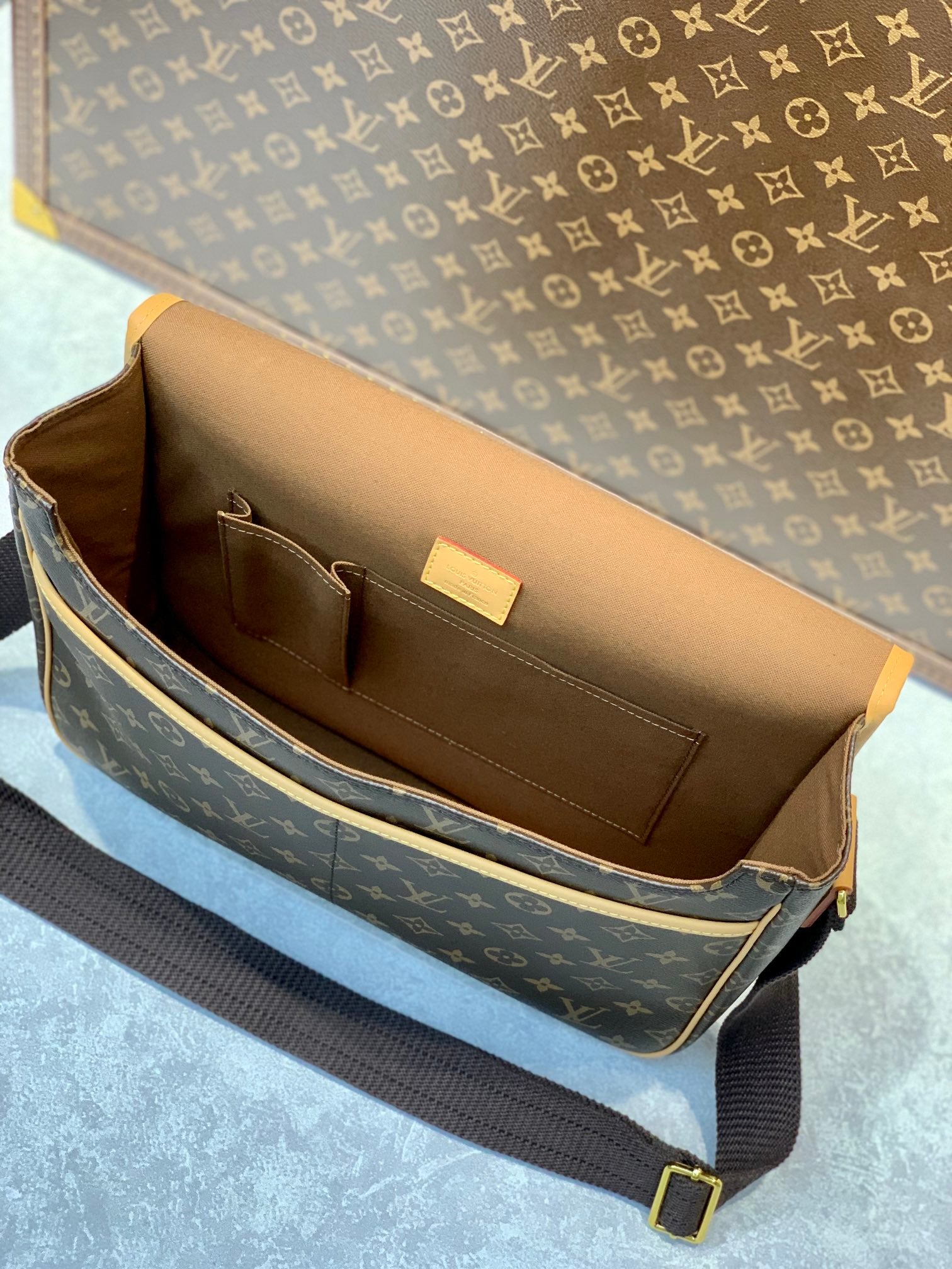 TOP Louis Vuitton LV L*V Messenger Bosphore Monogram GM Shoulder Bag