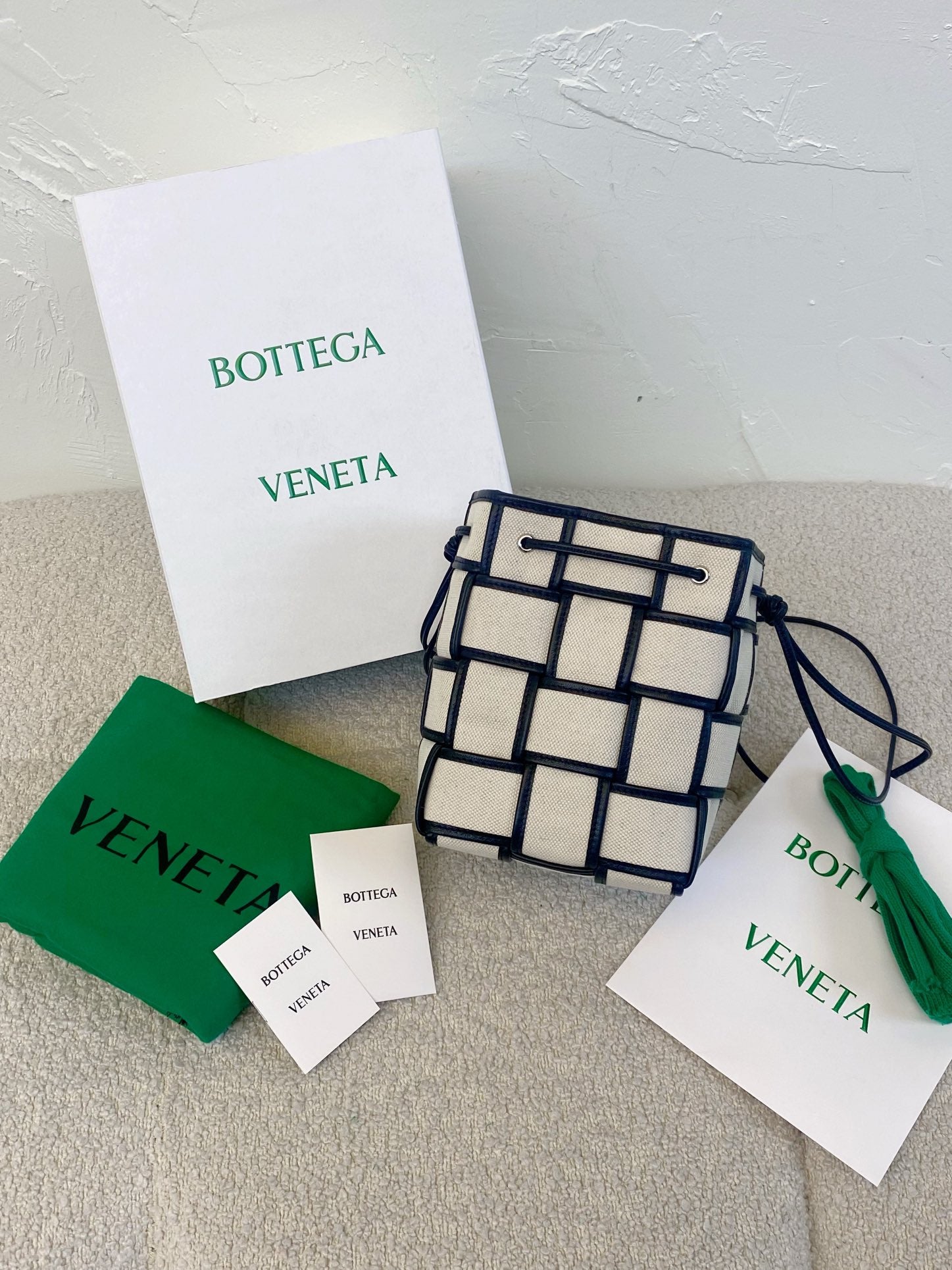 TOP Bottega Veneta BV  Cassette Bucket Bag - Natural/Black