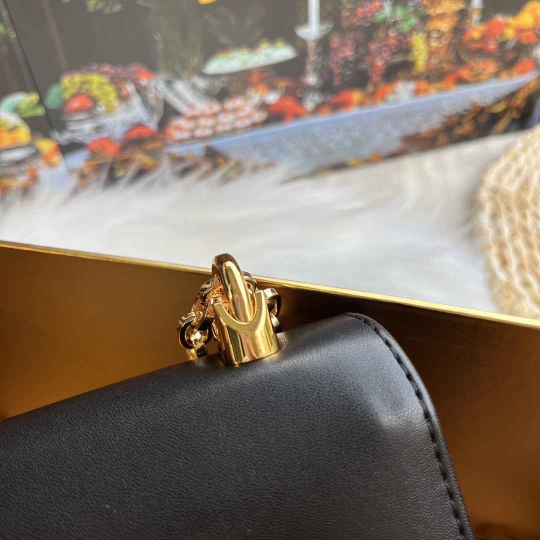 Dolce&Gabbana Small leather shoulder bag (Replica)