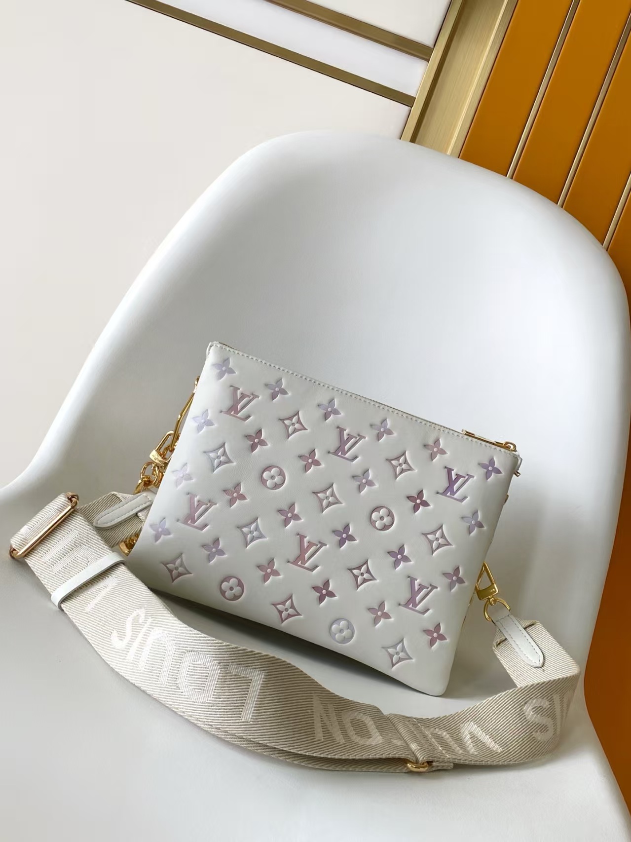 TOP Louis Vuitton LV Coussin Bag  26x20x12cm - Beige