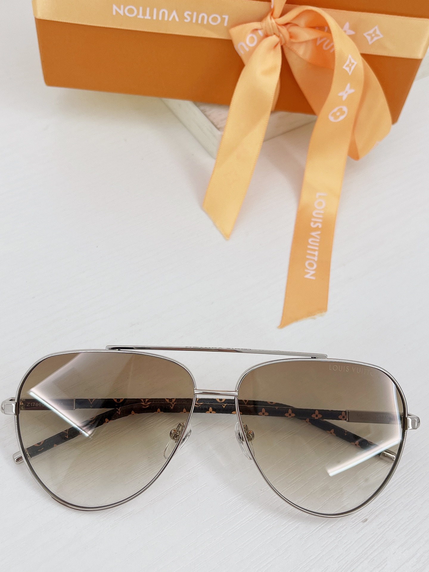 TOP Louis Vuitton LV Sunglasses  - 7 Color