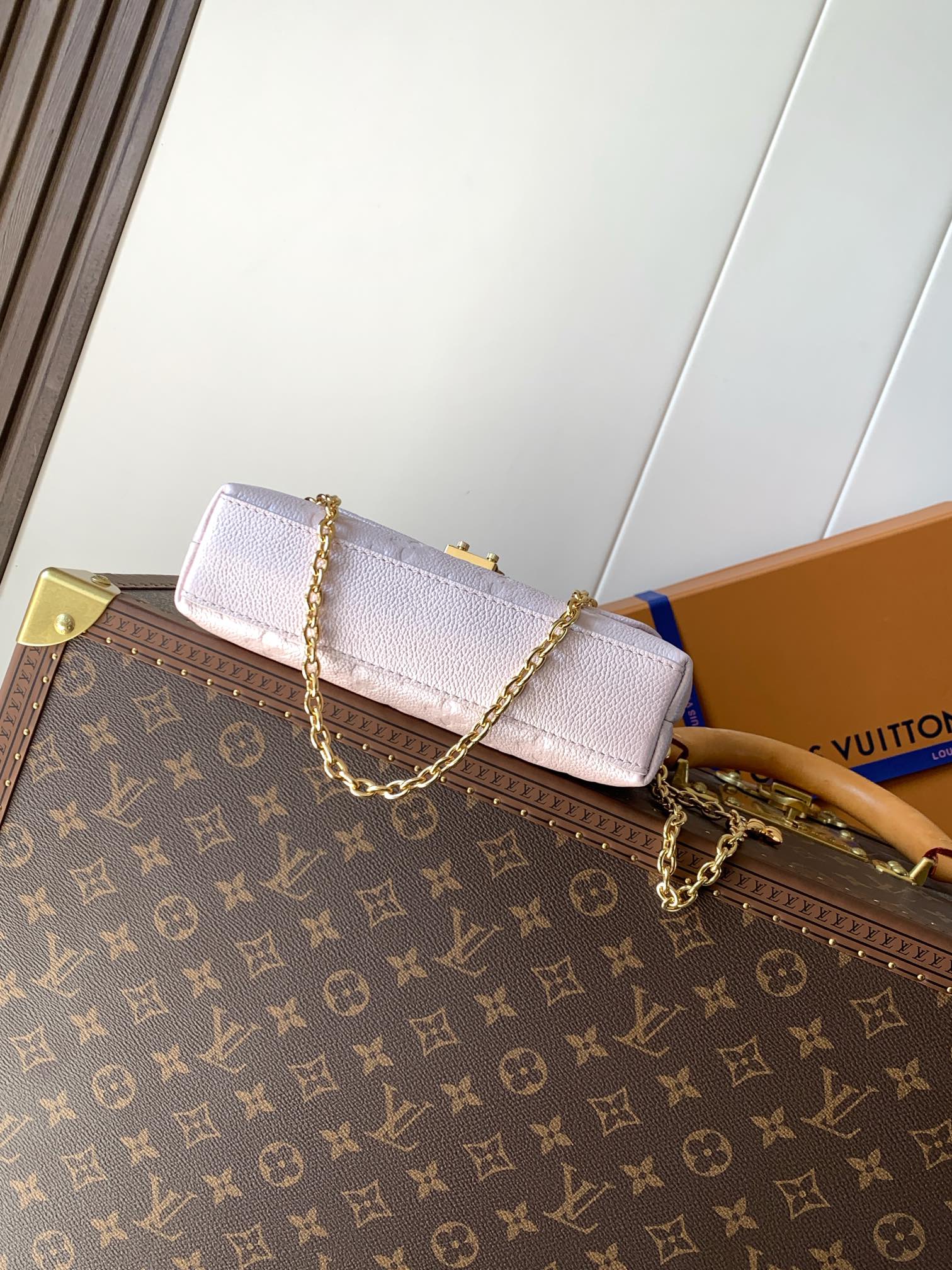 TOP Louis Vuitton LV Nano Madeleine Bag Monogram Empreinte Leather 21× 12.5 × 6cm - Pearl Pink