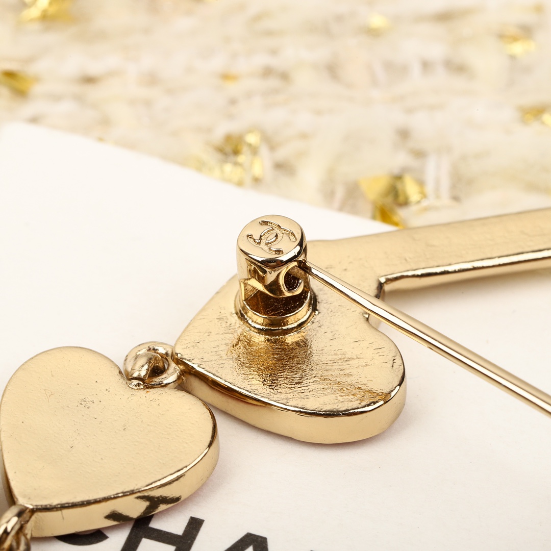 TOP CHANEL Note Heart Brooch-Pink