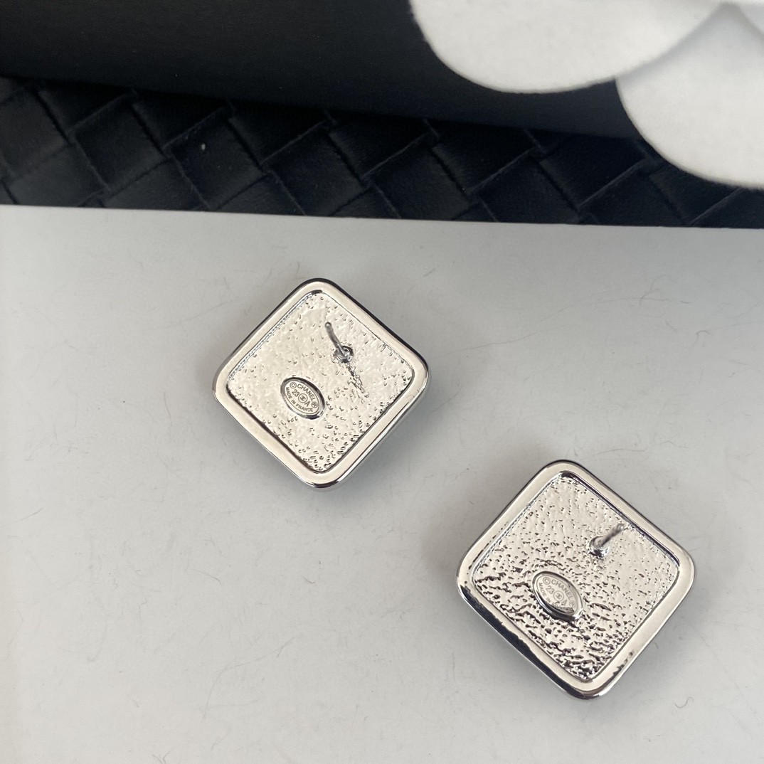 TOP CHANEL Square Five-Pointed Star Earrings