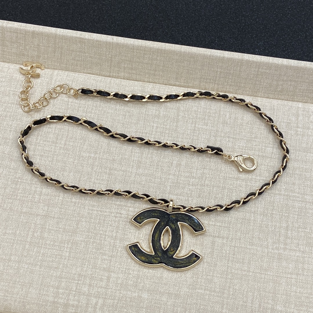 TOP CHANEL Necklace with CC Pendant - Gold