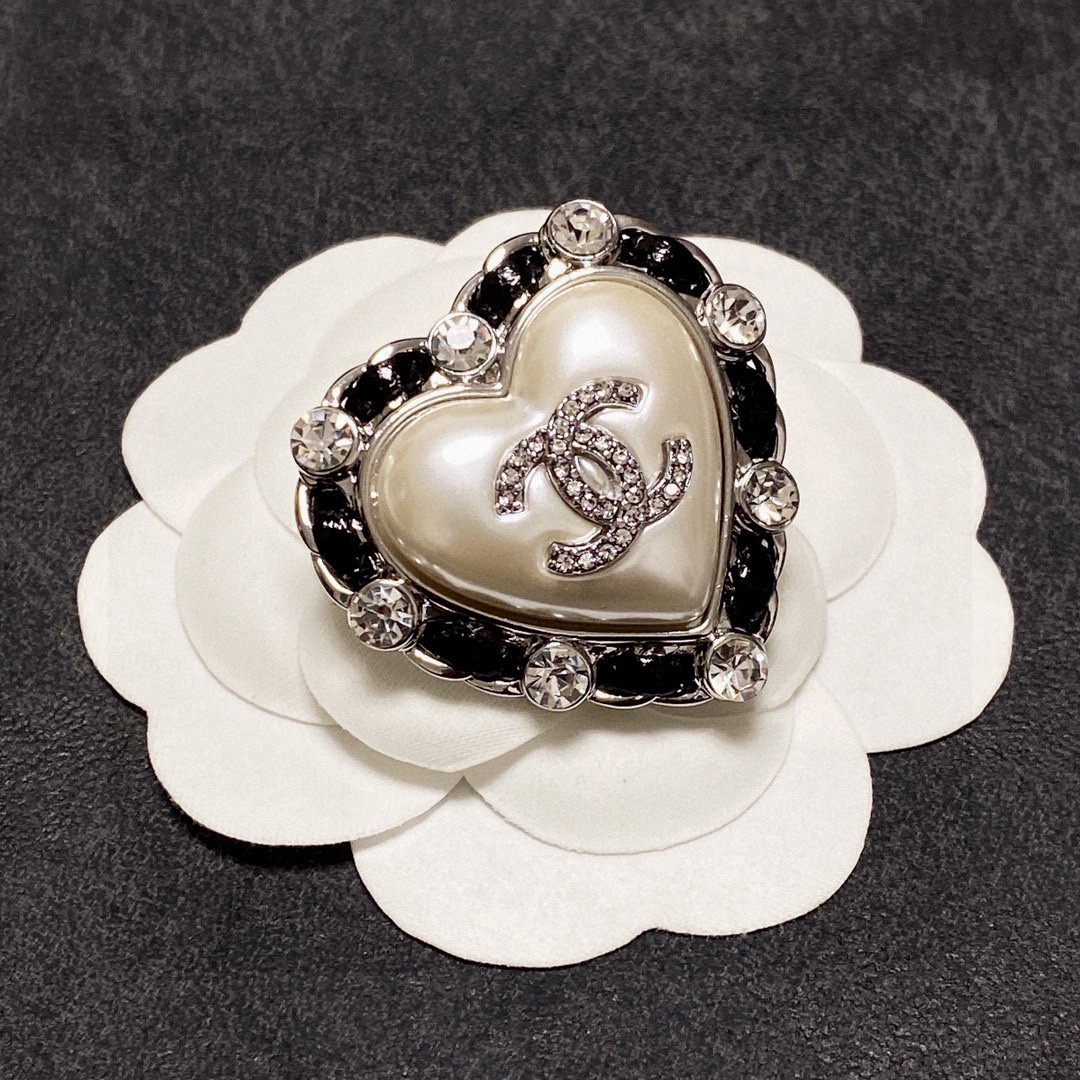 TOP CHANEL Leather Heart Brooch