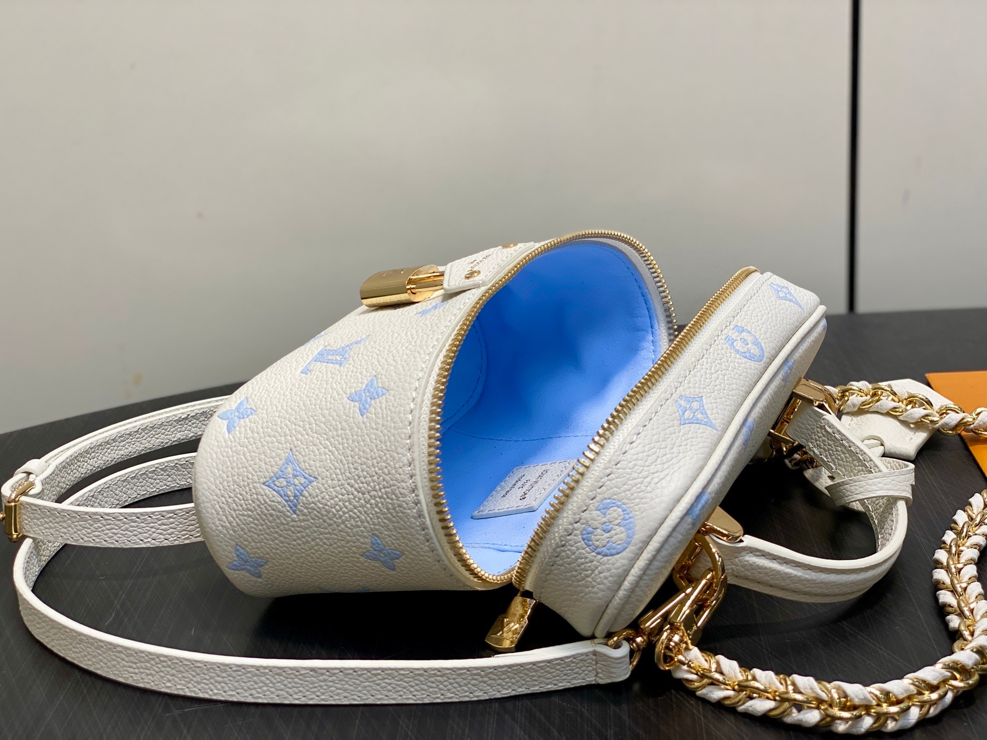 TOP Louis Vuitton LV Vanity Chain Pouch 11.5 x 6.5 x 19 cm - White