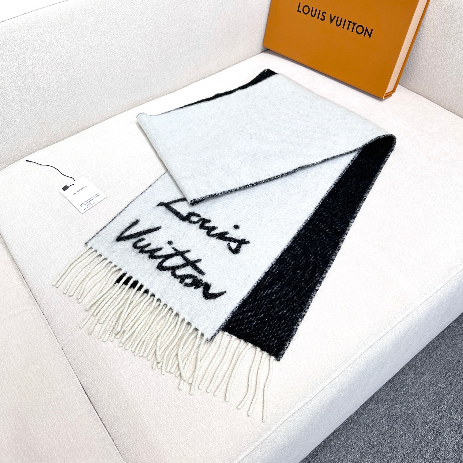 TOP Louis Vuitton LV Fluffygram Scarf 220x25cm - Black and White
