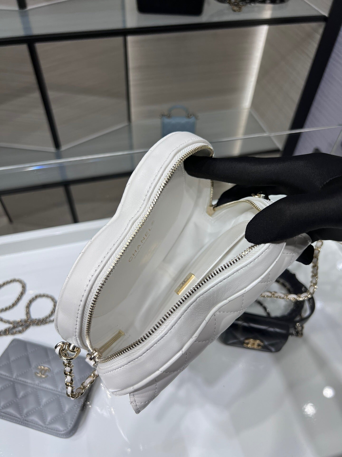 TOP CHANEL Heart Bag Large 16.5x18x6.5cm - White & GHW