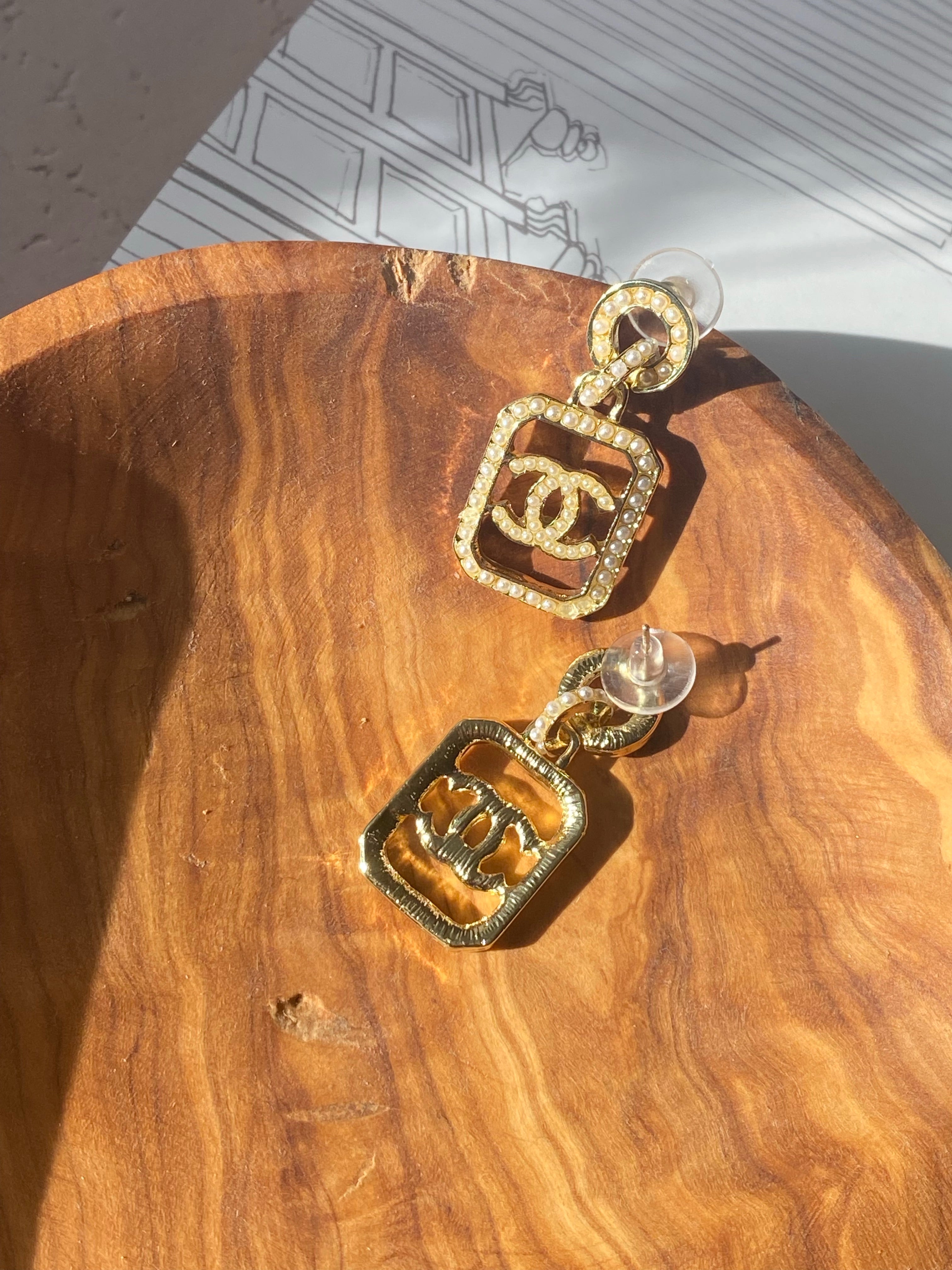 TOP CHANEL Dangle Earrings