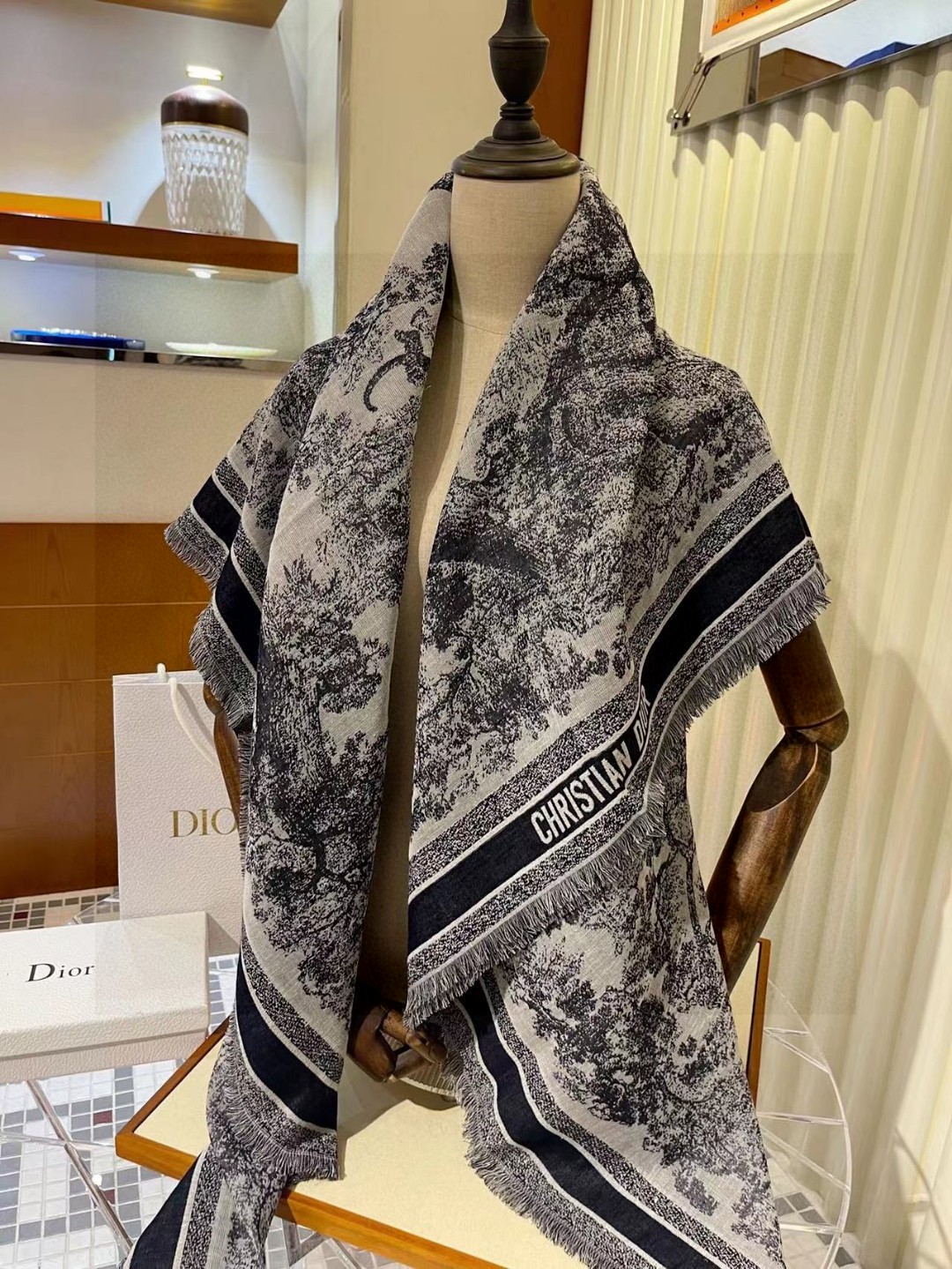 TOP Christian Dior Cashmere Scarf 140*140 - 2 Colors