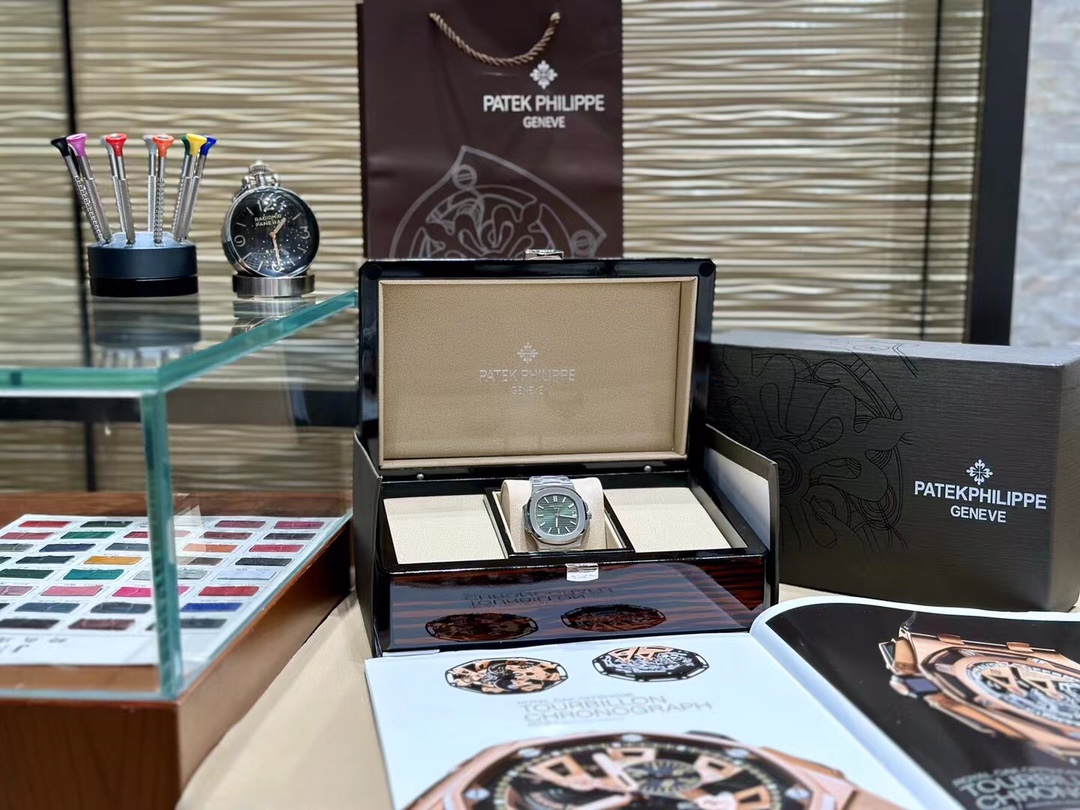 TOP Patek Philippe Nautilus 40mm Watch - Dark Green