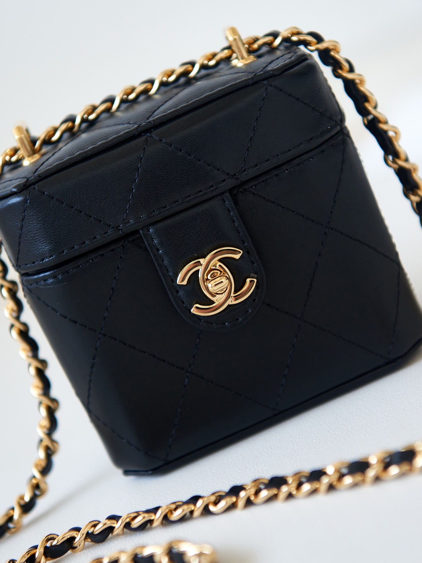 TOP CHANEL Small Makeup Box 9.5-10.5-7cm - Black