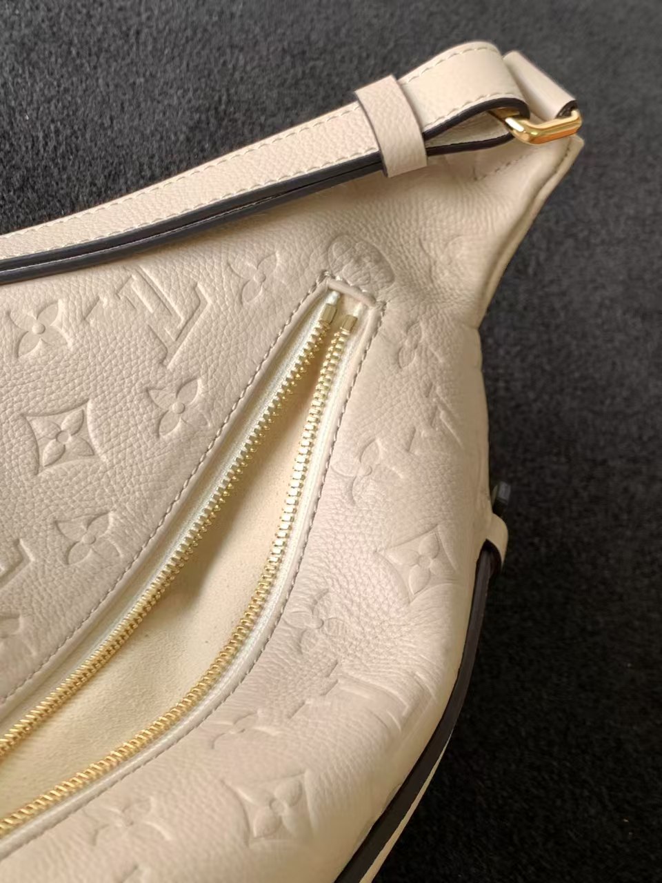 TOP Louis Vuitton LV  BumBag Empreinte 37*14*20cm - WHITE