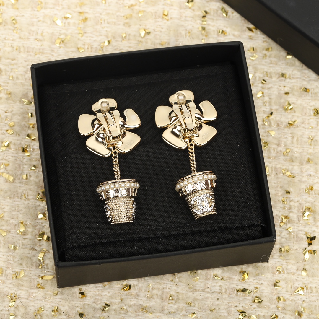 Top CHANEL Potted Flower Earrings