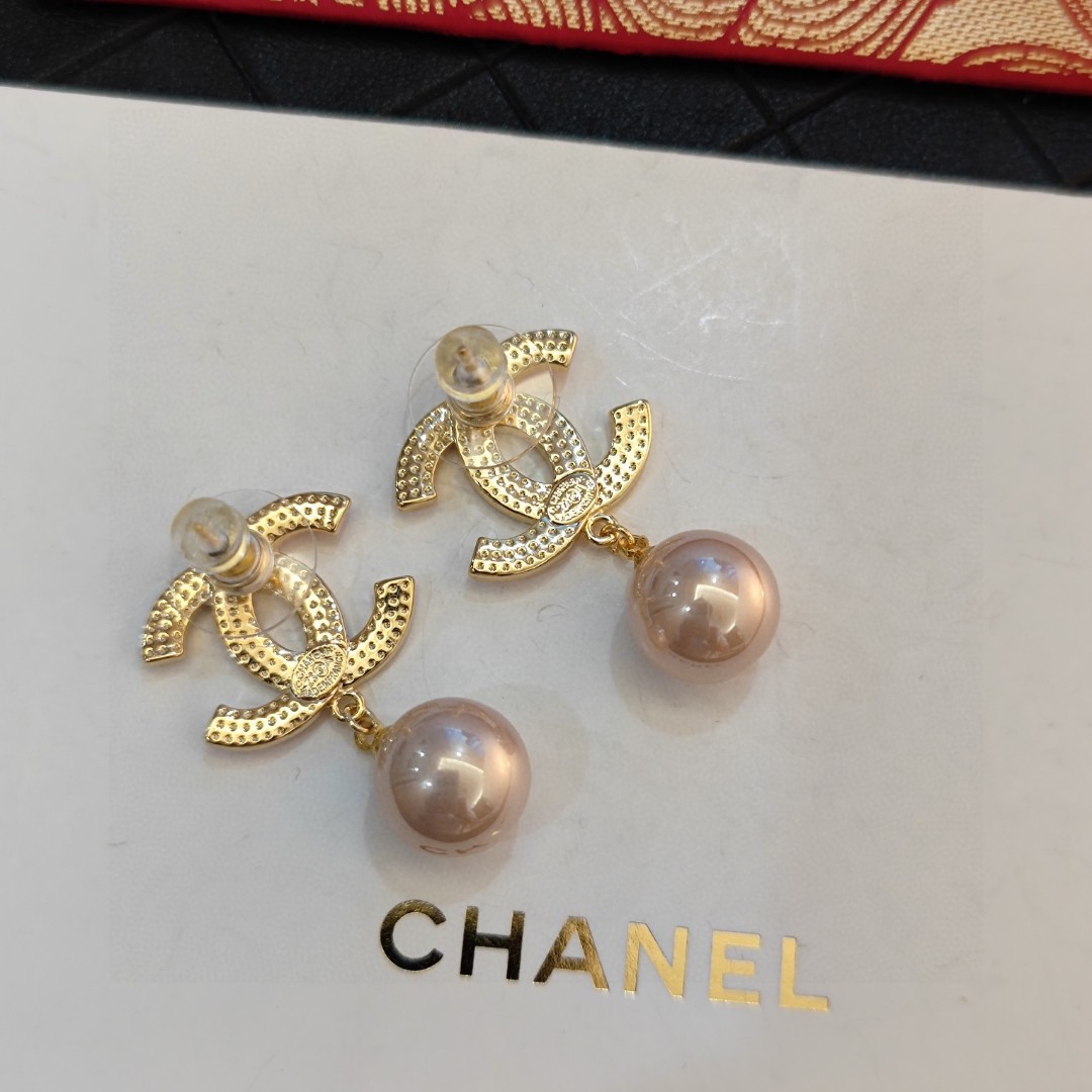 TOP CHANEL Pink Pearl CC  Earrings