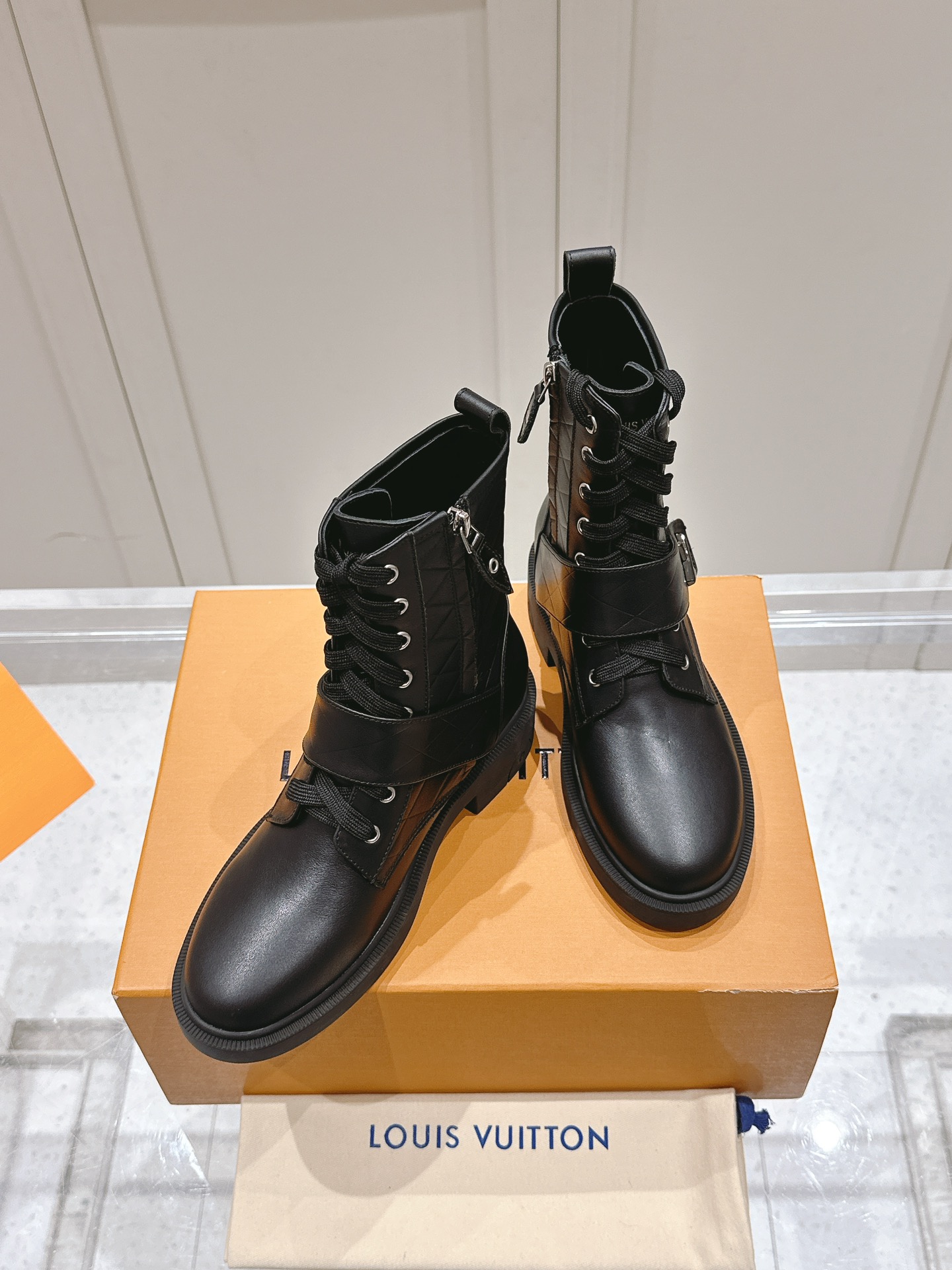 TOP Louis Vuitton LV Leather Check Boots - Black