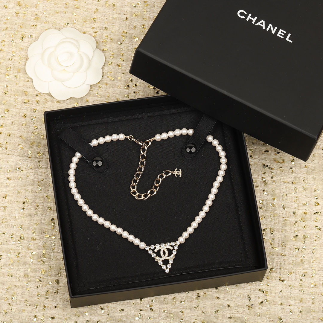 TOP CHANEL logo triangle diamond/pearl necklace