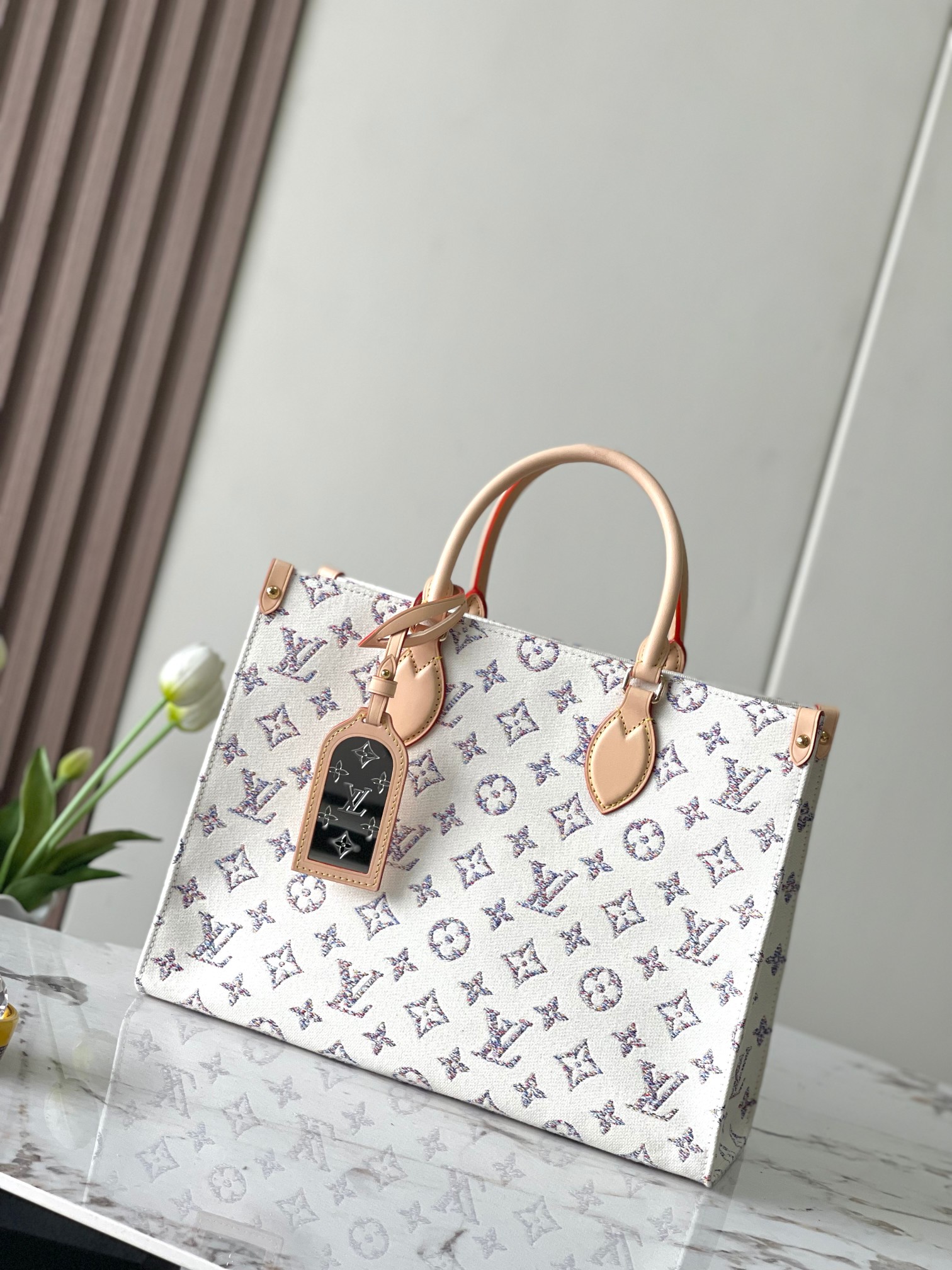 TOP Louis Vuitton LV On The Go MM Bag 35 x 27 x 14 cm- White