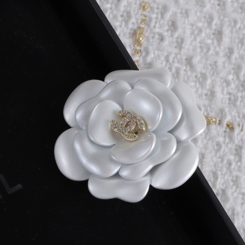 TOP CHANEL CC Brooch - White