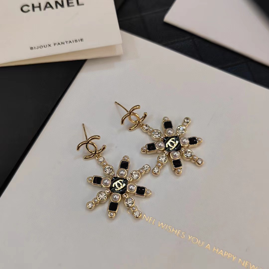 TOP CHANEL Sunflower Pearl Letters Earrings