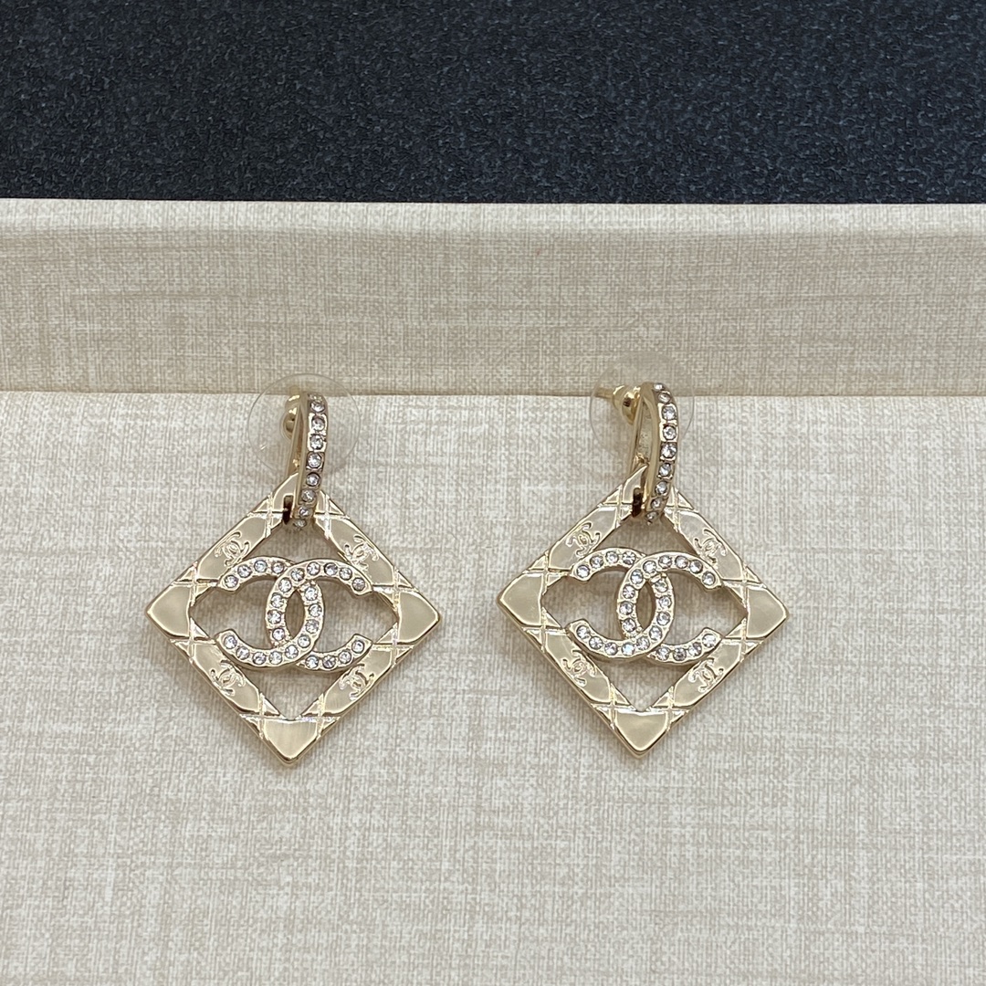 TOP CHANEL Earrings- Gold