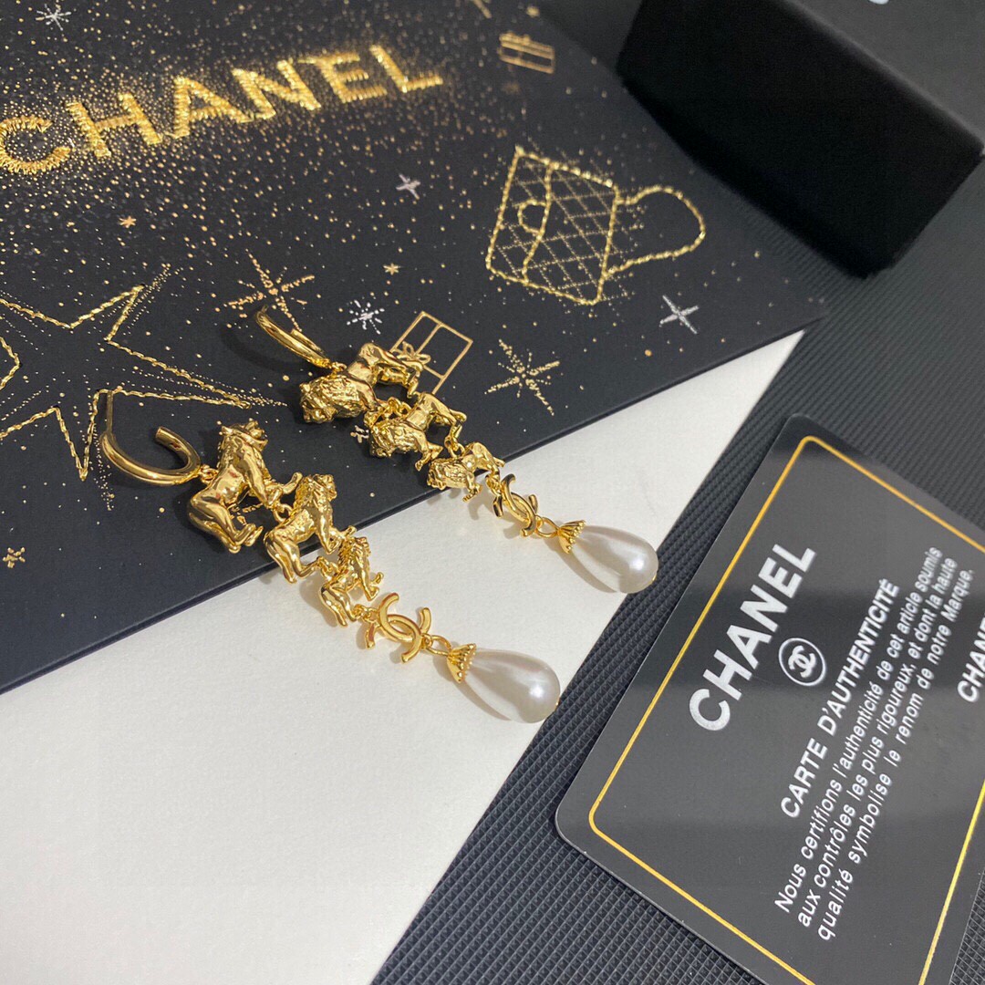 TOP CHANEL Double C Lion Pearl Stud Earrings - Gold