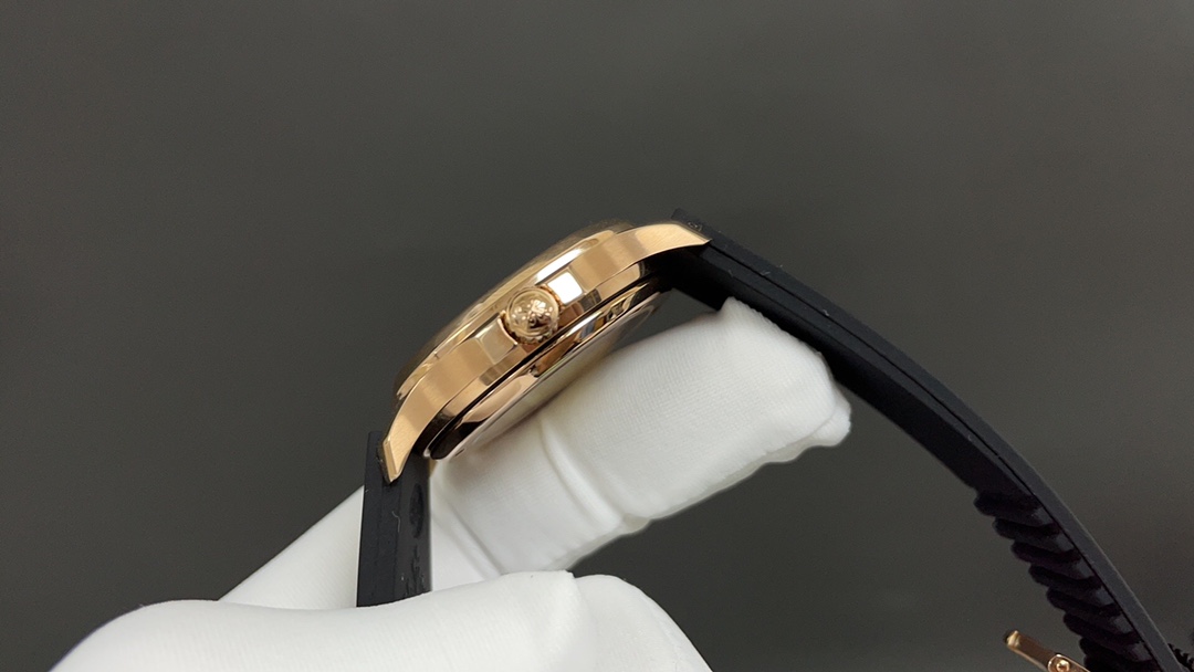 TOP Patek Philippe AQUANAUT Women's 35.6mm Watch - Black with Gold