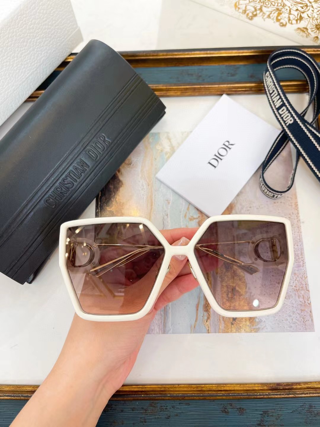 TOP Christian Dior Sunglasses - White