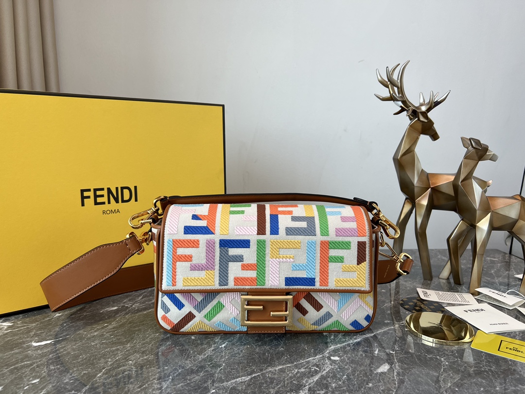 TOP FENDI Linen Baguette Bag 26cm - Beige