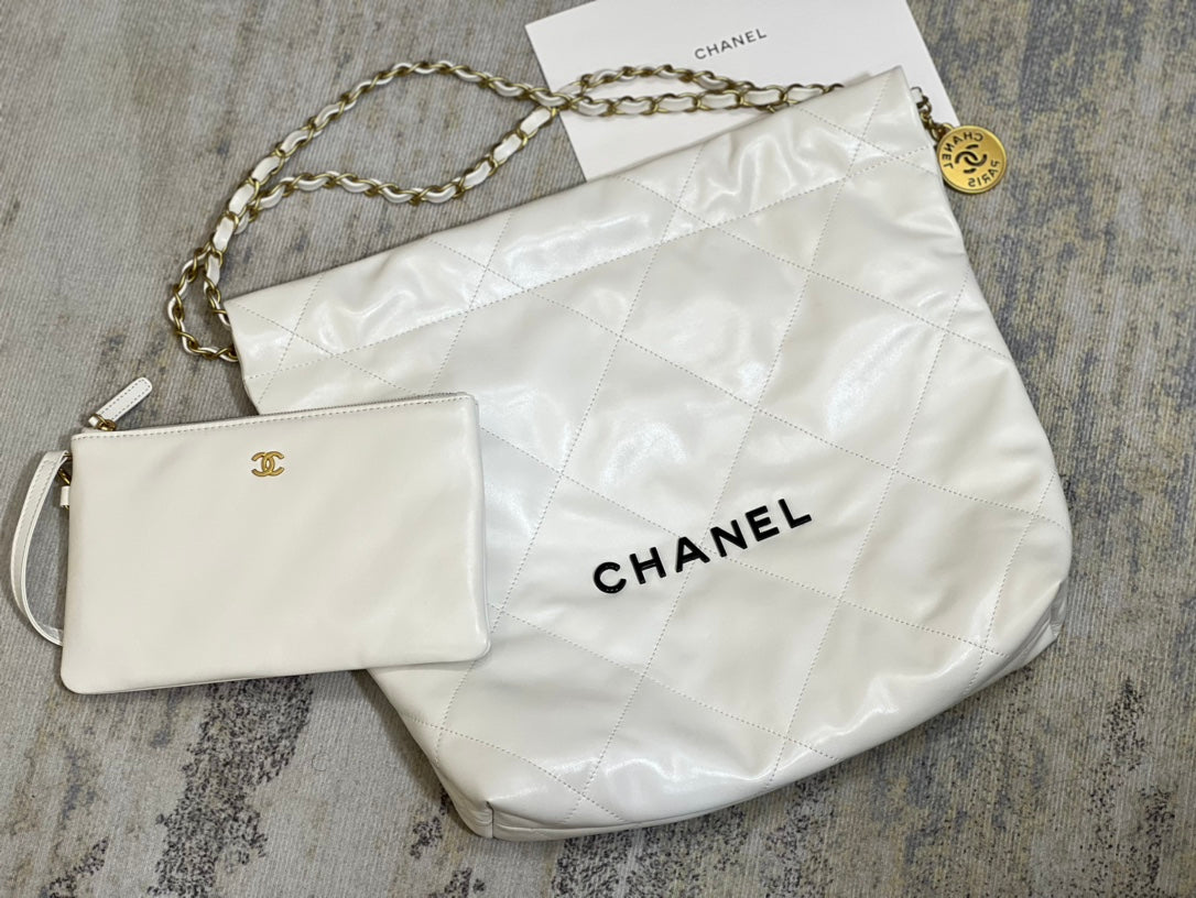 TOP CHANEL 22 Bag Small 35cm - White & Black Logo