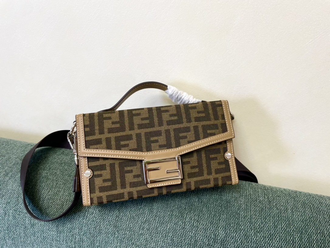 TOP FENDI Box Bag 10x13x6.5cm - Brown