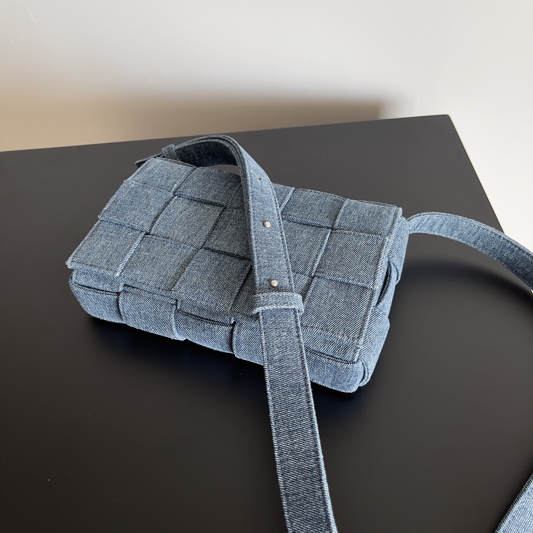 TOP Bottega Veneta BV Cassette Bag Denim 23x15x5cm - Blue