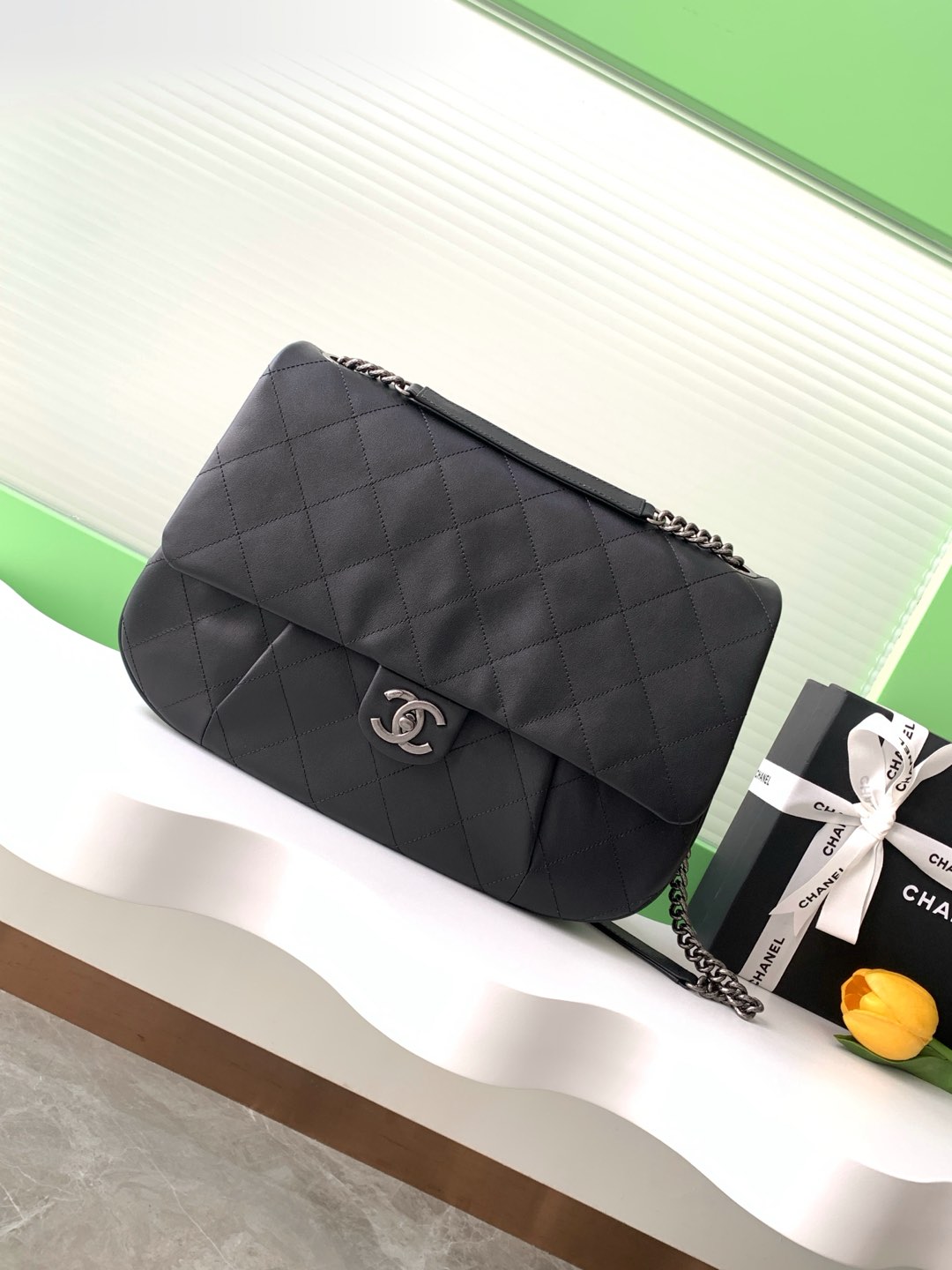 TOP CHANEL Flap Bag Leather 26x35x7.5cm - Black