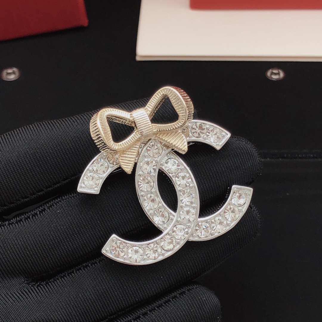 TOP CHANEL  Brooch - Sliver