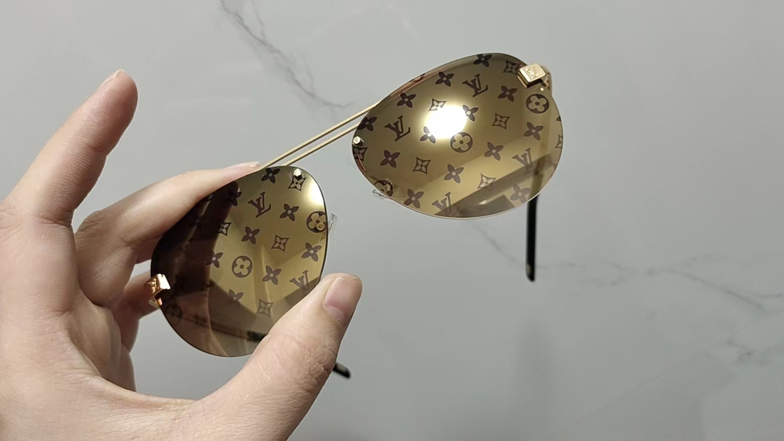 TOP Louis Vuitton LV Sunglasses - Golden
