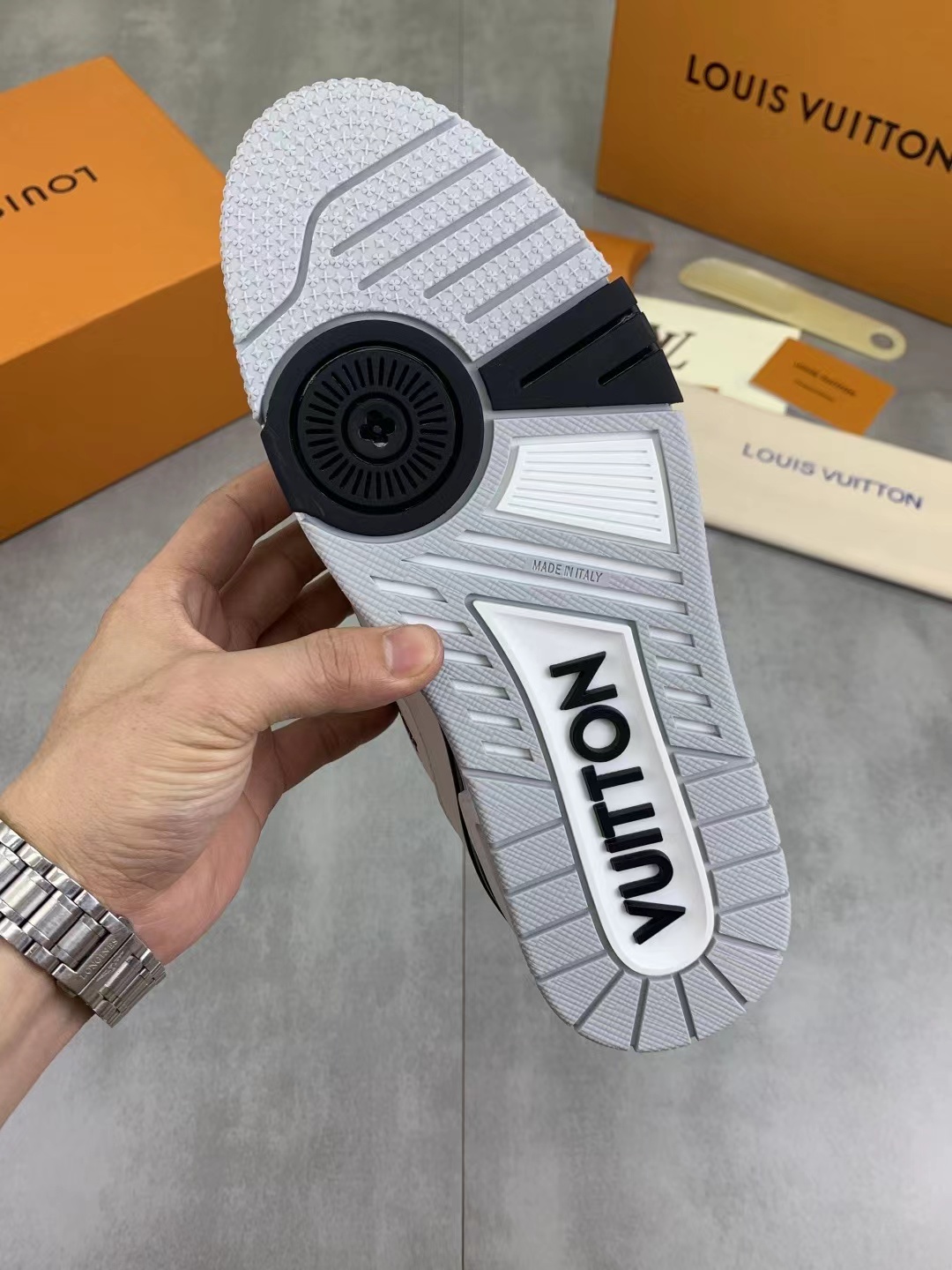 AAAShoes Louis Vuitton Trainer Sneaker, White Black Grey Grained Leather Low‑Top Casual Shoes, Unisex Retro Basketball Trainer