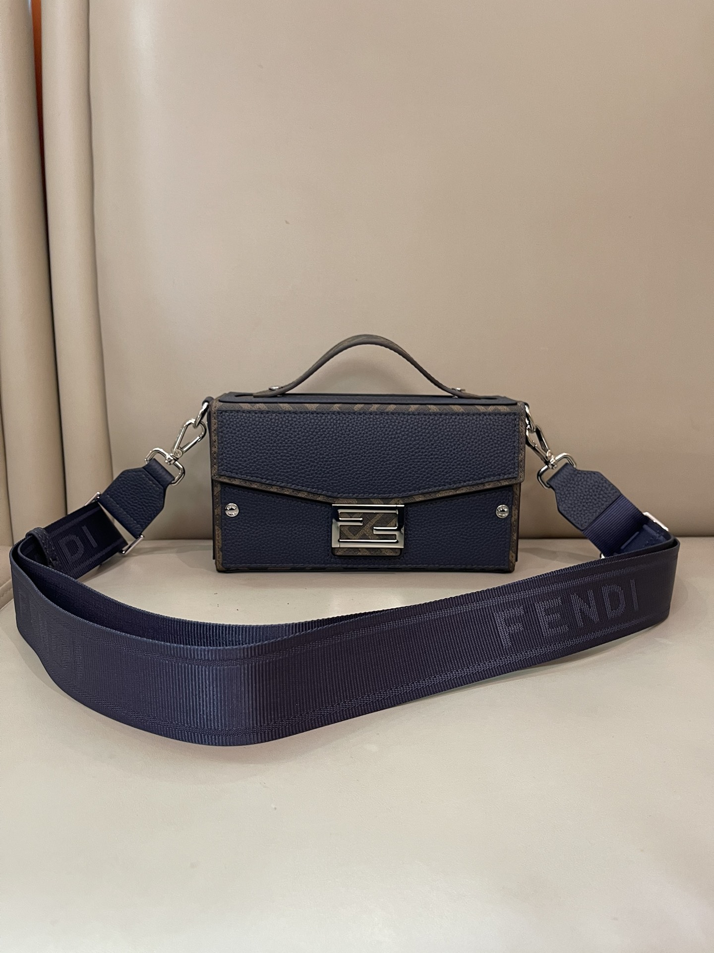 TOP FENDI Box Bag 22x13x6.5cm - Navy Blue