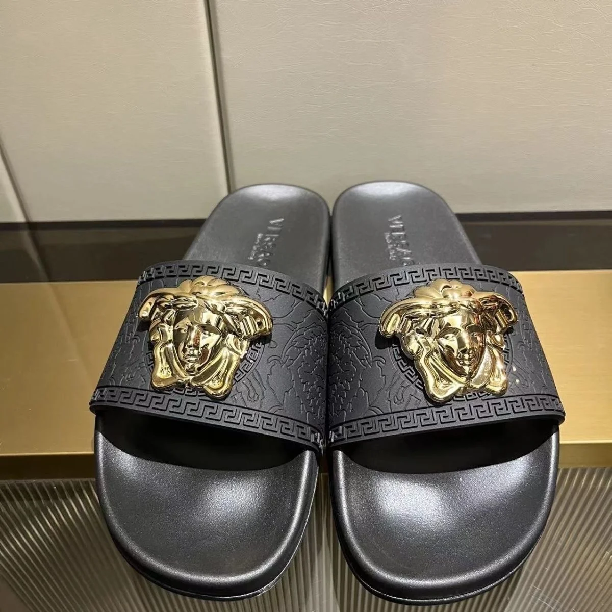 AAASandals Men Women 3D Metal Figure Decor Slide Sandals Greek Border Embossed Open Toe Flat Slippers Non Slip Summer Casual Slides