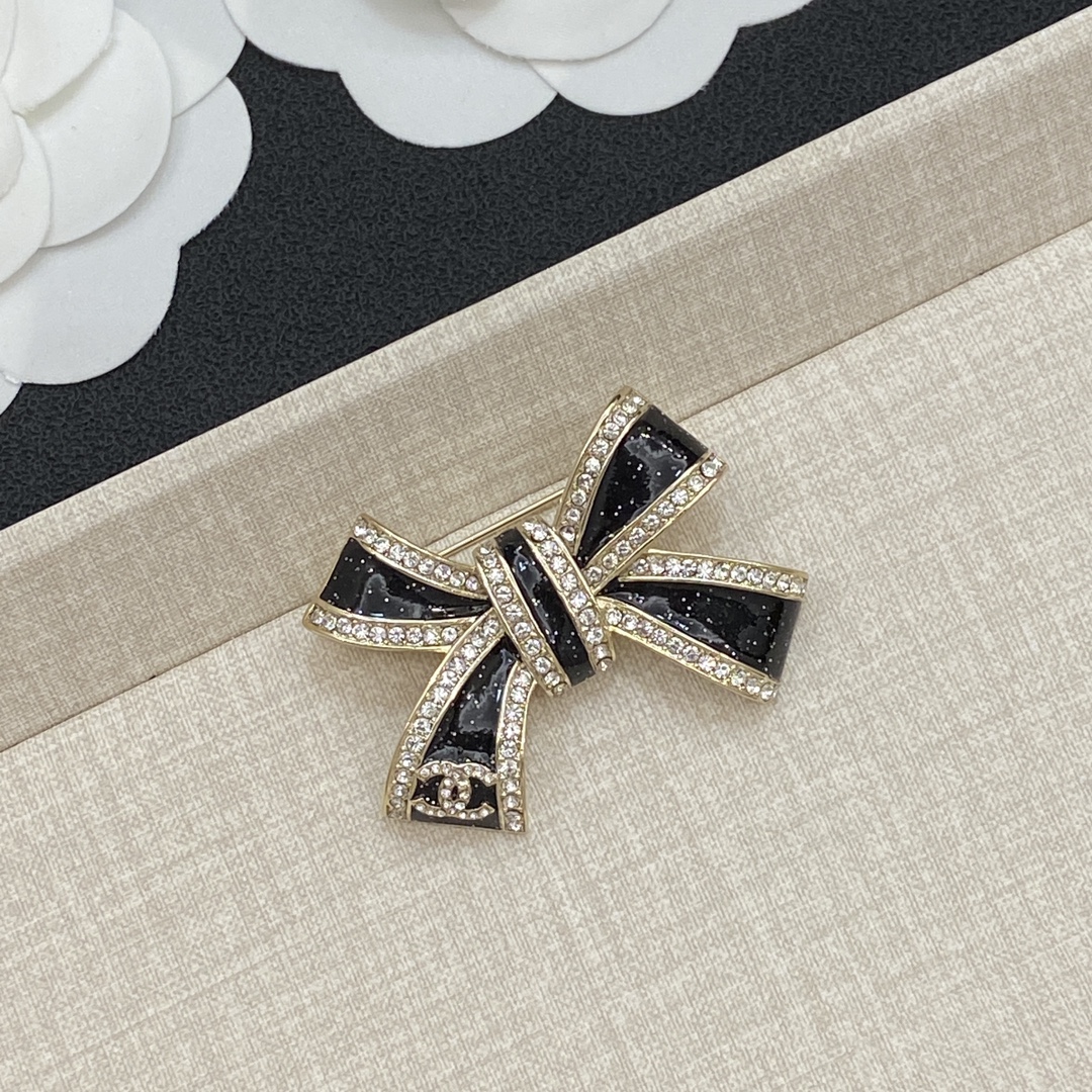 TOP CHANEL Brooch - Gold