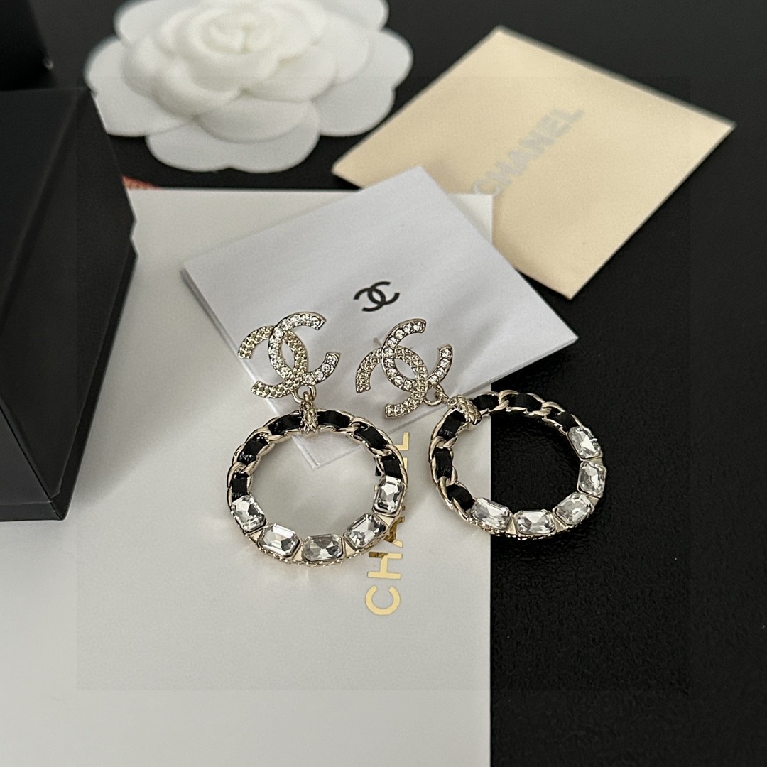 TOP CHANEL CC  Earrings